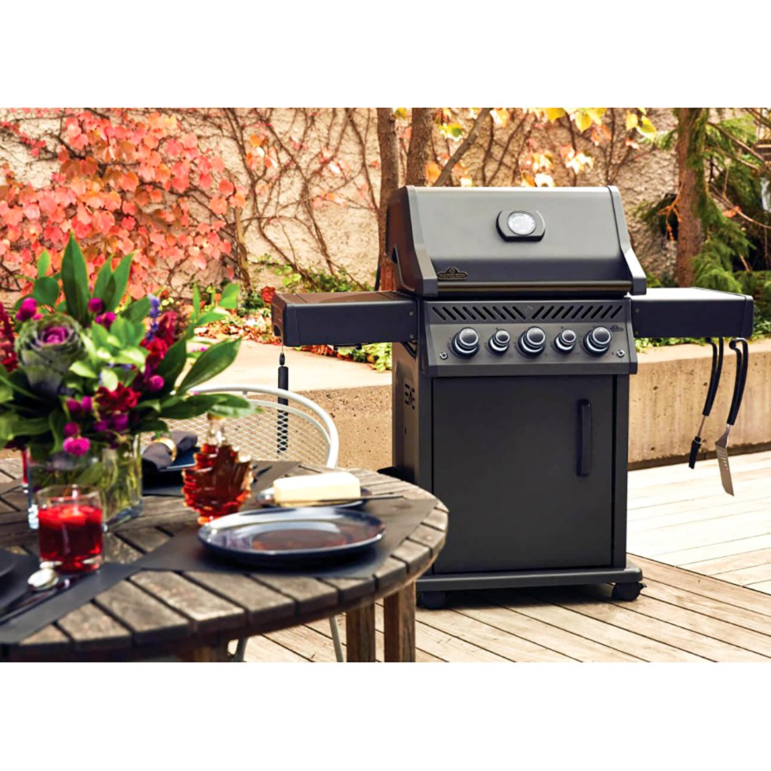 czarny grill gazowy do ogrodu - phantom rogue se 425 z palnikiem bocznym
