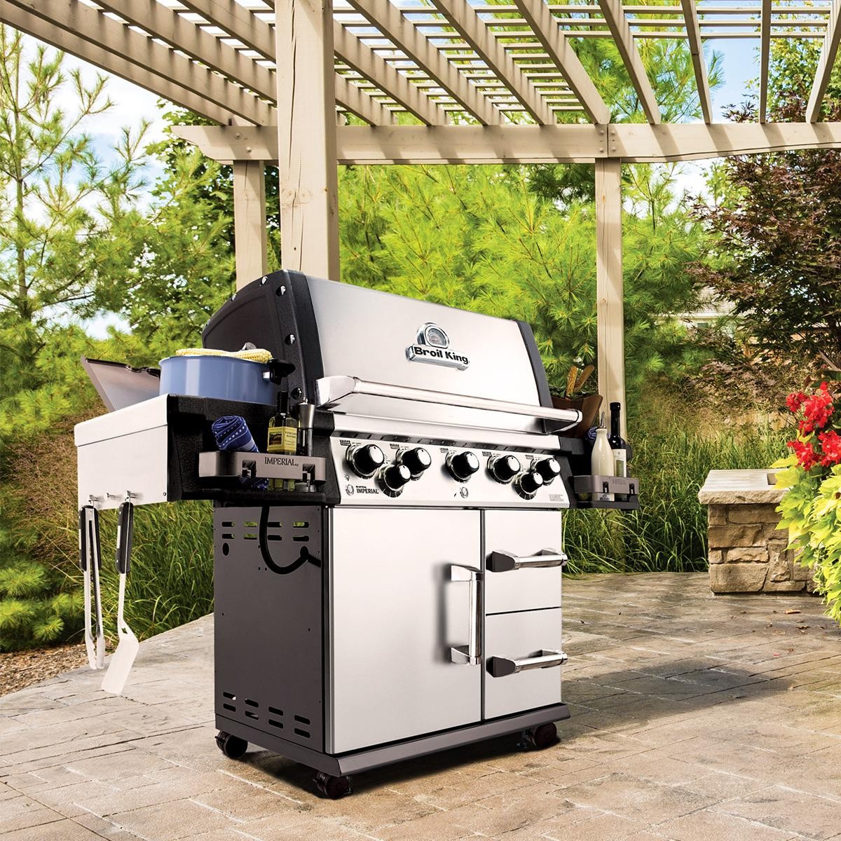 piękny srebrny grill ogrodowy broil king