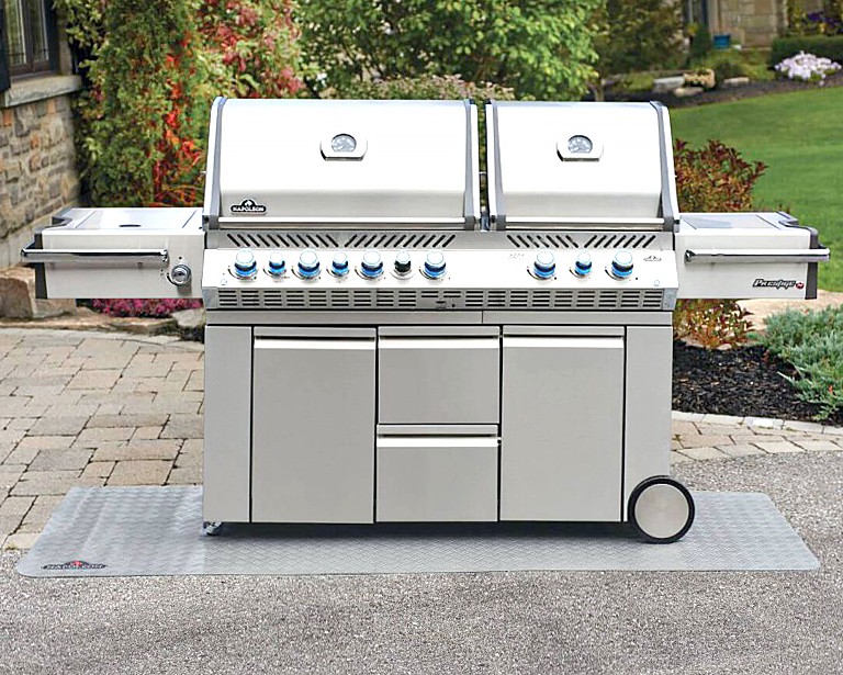 duży grill NAPOLEON stojący na macie ochronnej