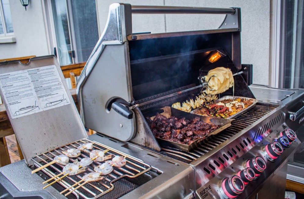 grill napoleon ze szpikulcami na szaszłyki