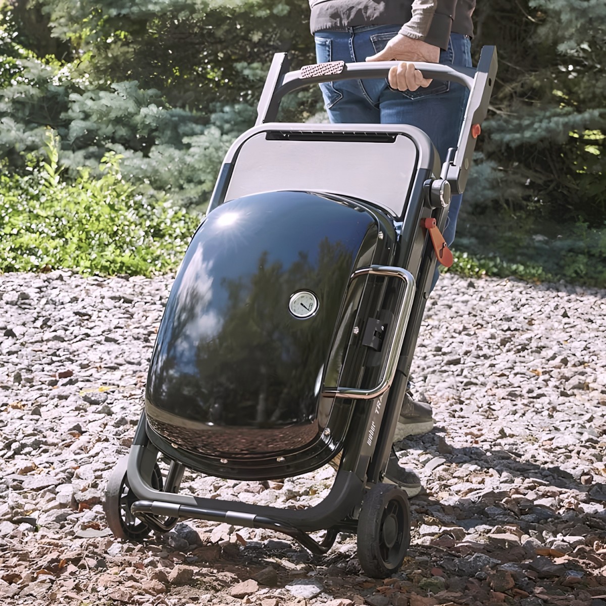 Przenośny Grill Gazowy turystyczny na kółkach Weber Traveler
